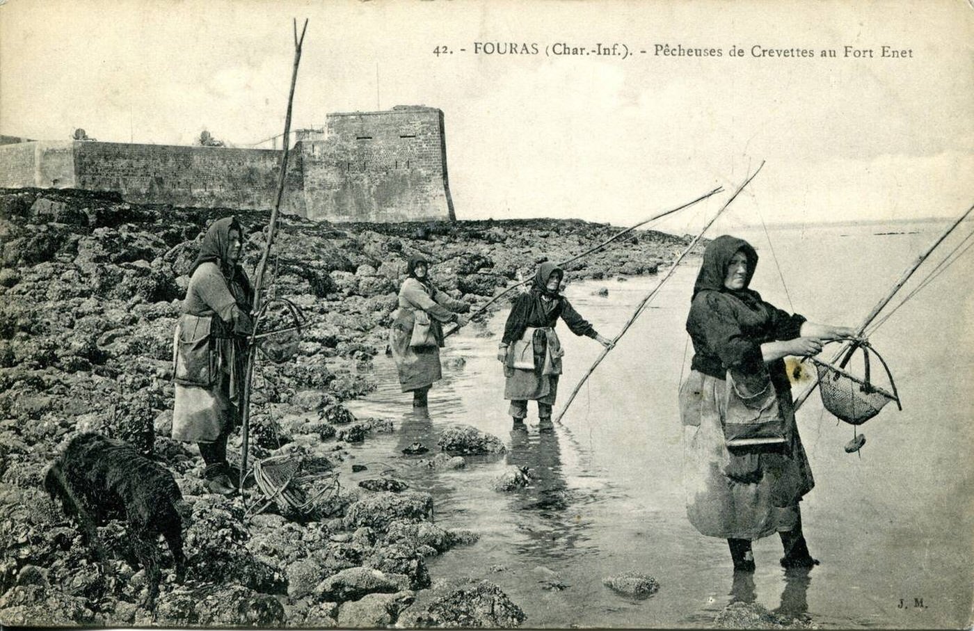 Shrimp fisherwomen in front of the Enet Fortress, Fouras, Nouvelle-Aquitaine, 1900s.