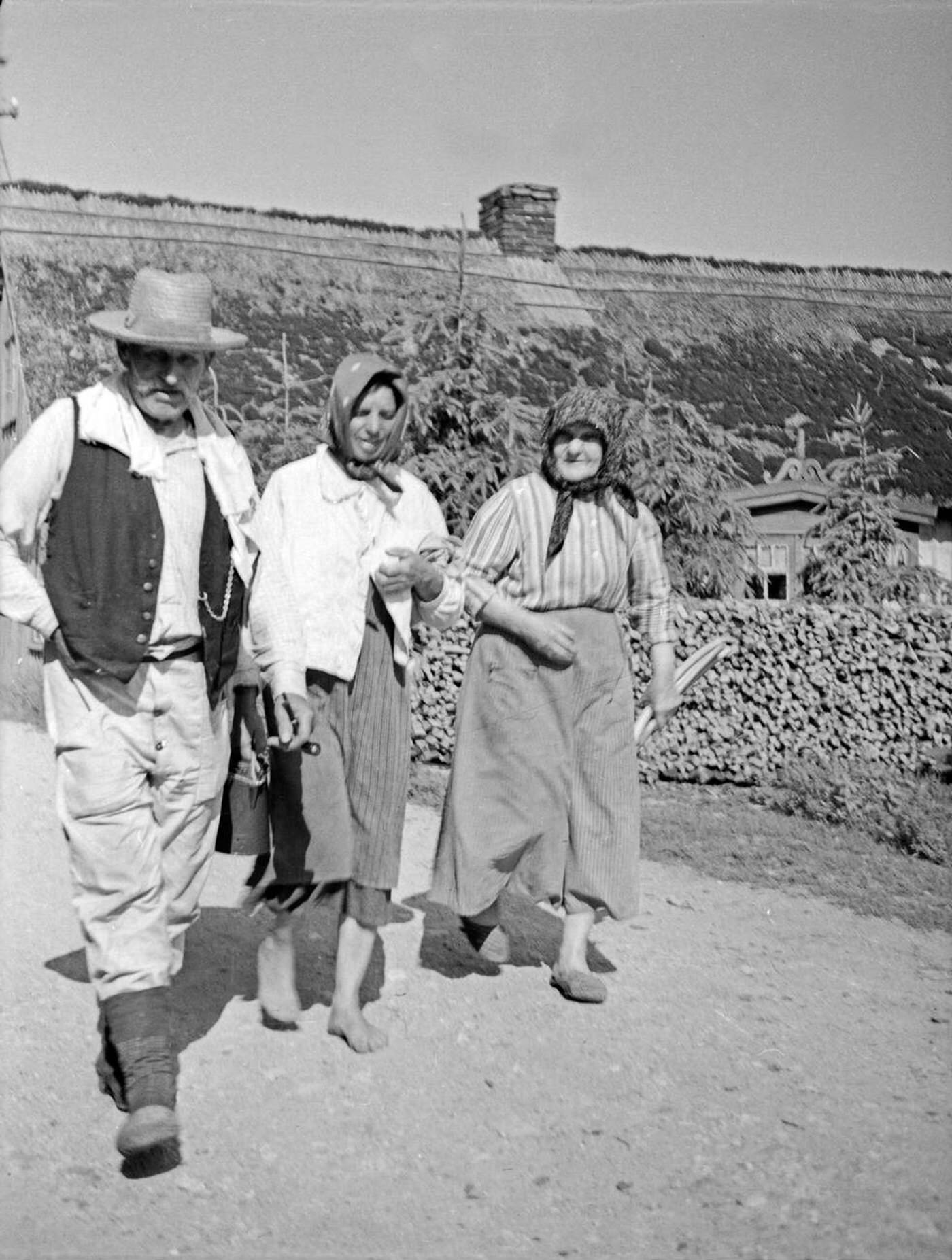 Fisherman and fisherwomen coming home from fisheries in the village Loye in the Memel delta, East Prussia, 1930s.