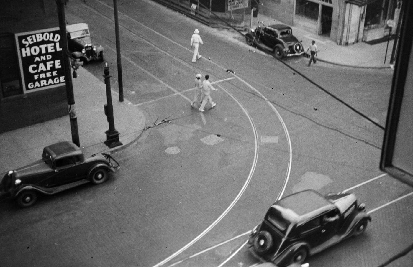 A street corner near the Seibold Hotel in Fort Worth, Texas, 1936.