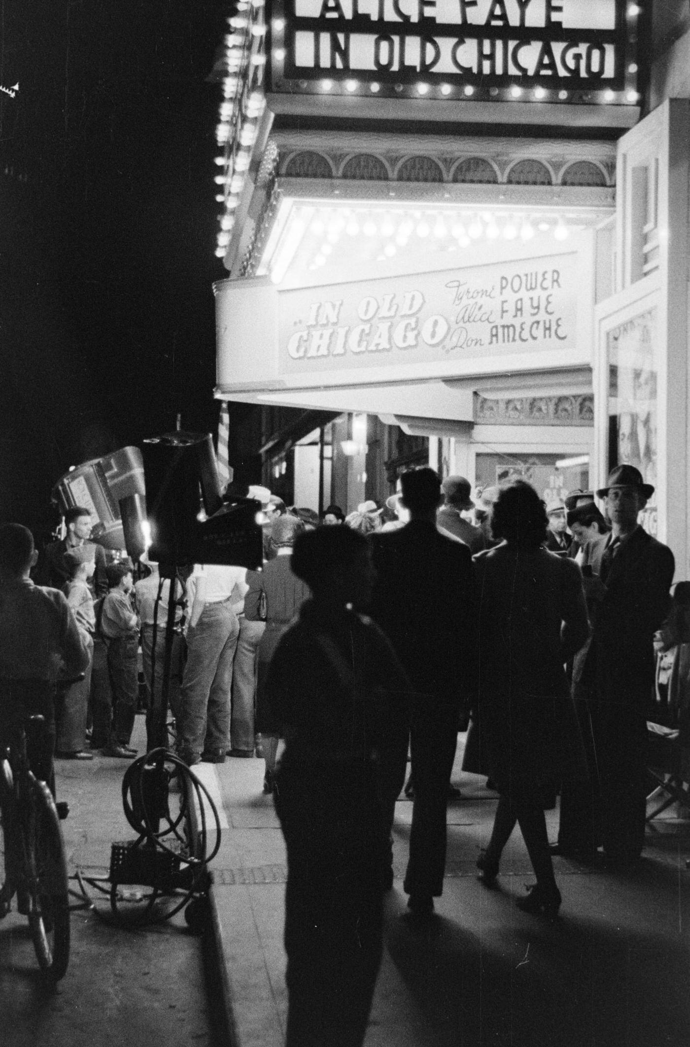 A crowd at the Hollywood Theatre in Fort Worth, Texas, 1938.