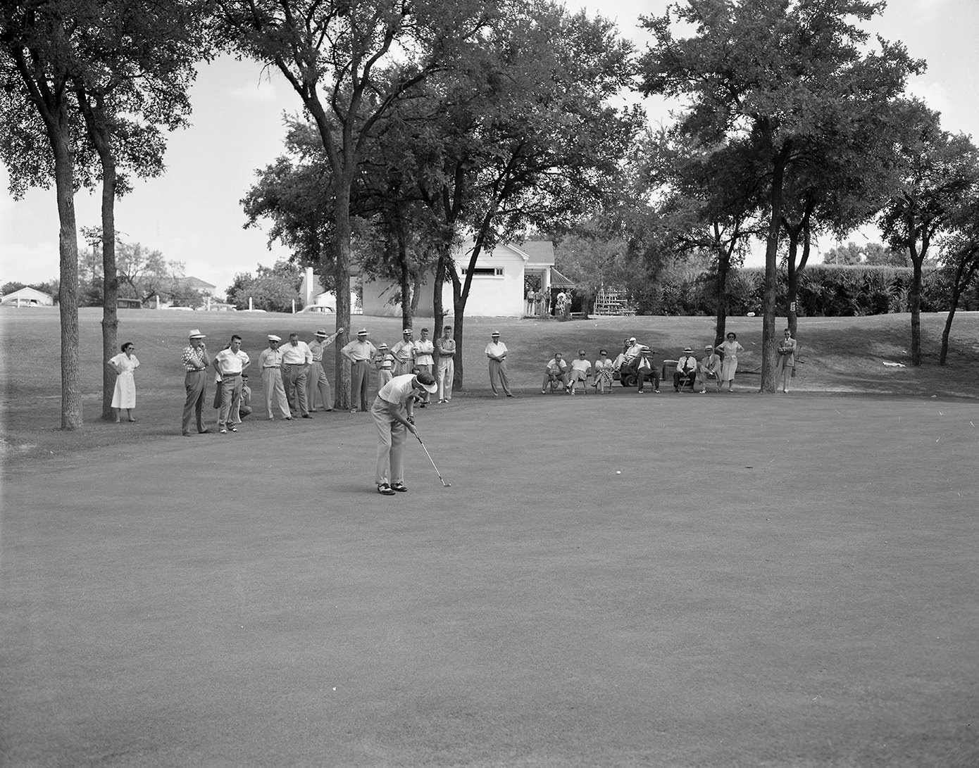 Ernie Vossler misses putt on Colonial's ninth green during city golf title match, 1950.