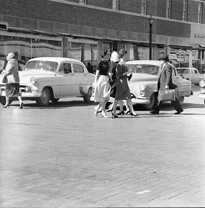 Clipping: "There wasn't a coat in sight on Fort Worth streets Tuesday. At 88 degrees it was a record Feb. 17", 1959.