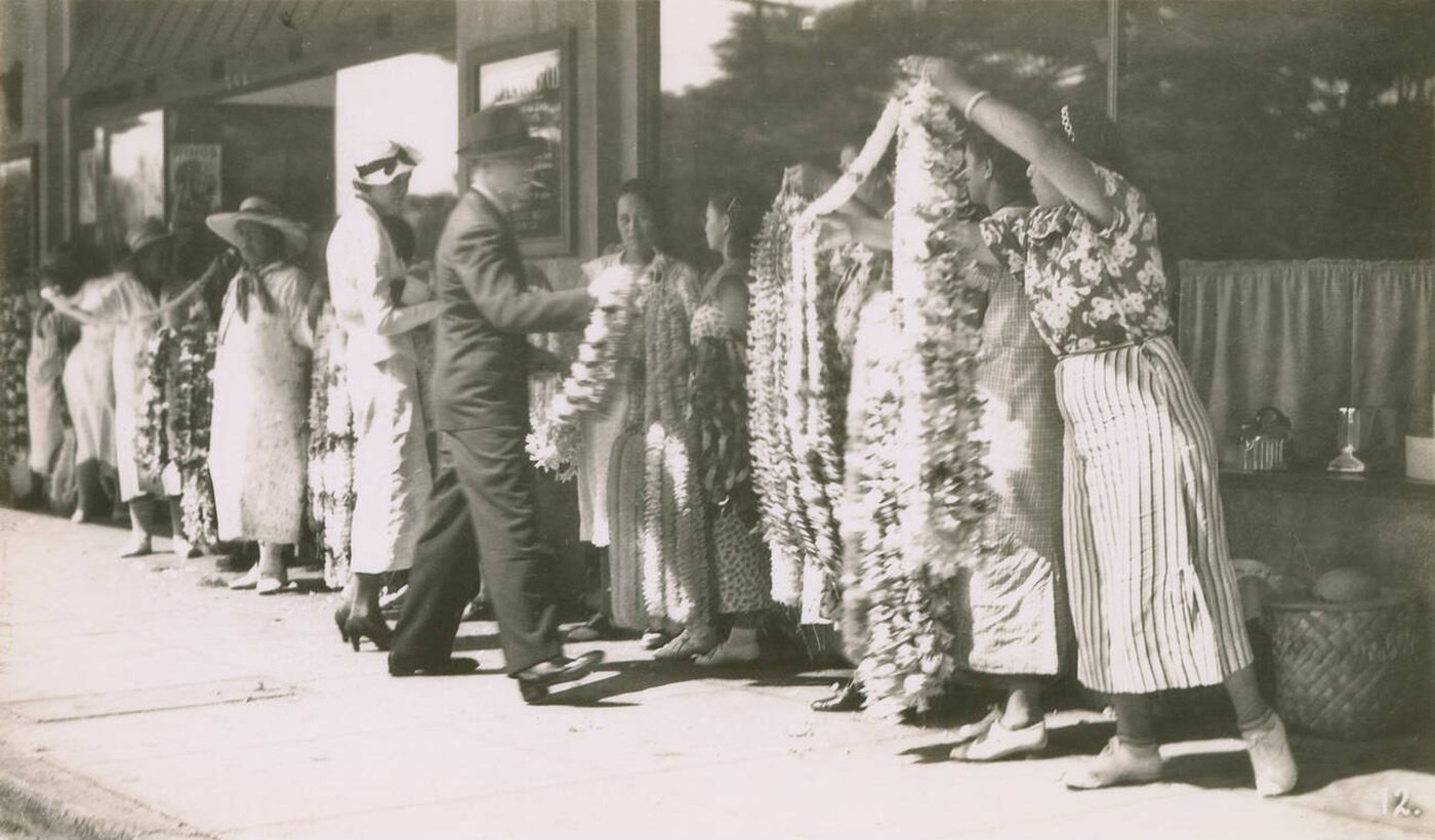 Lei vendors in Honolulu, Hawaii, 1920.