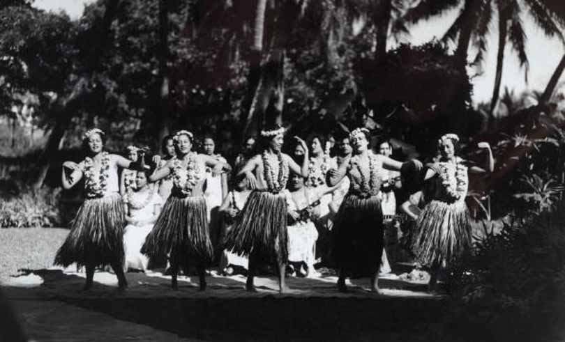 Female hula dancers, 1900.