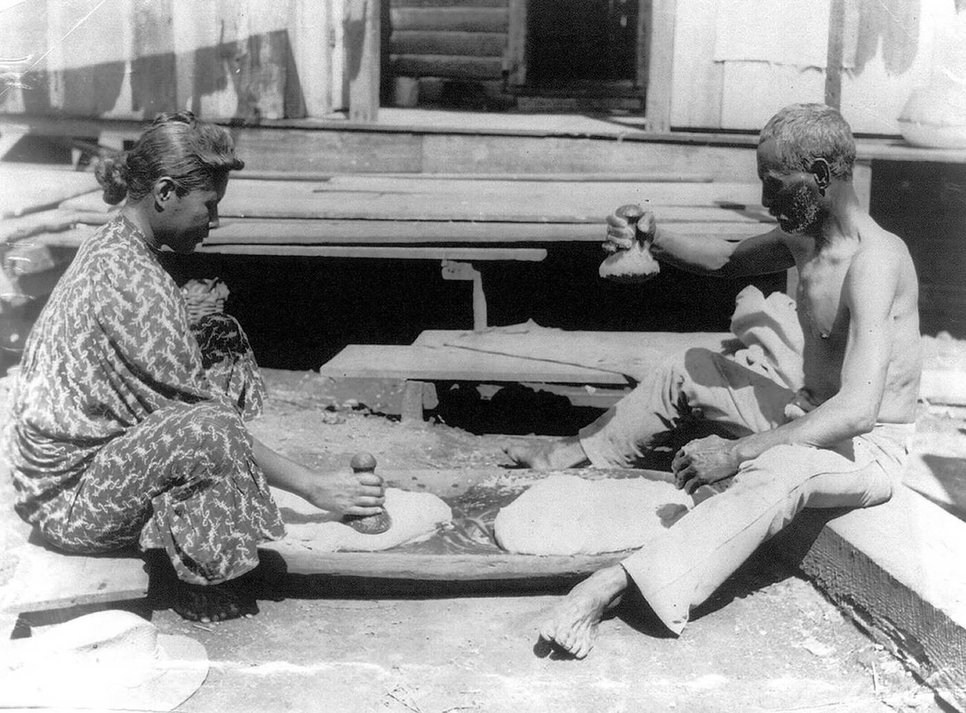 A Hawaiian couple making poi, 1900s.