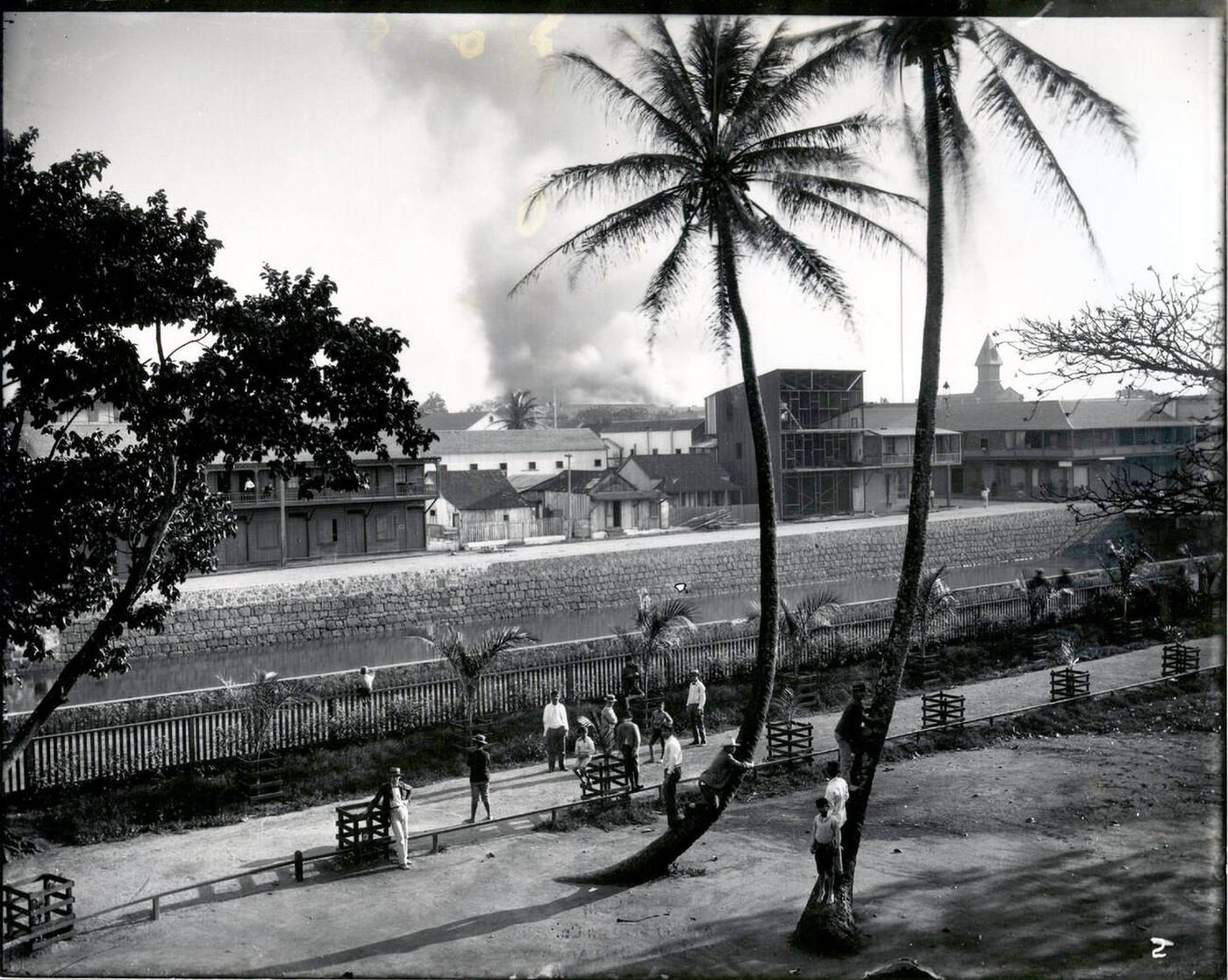 The 1900 fire in Honolulu's Chinatown caused significant destruction.