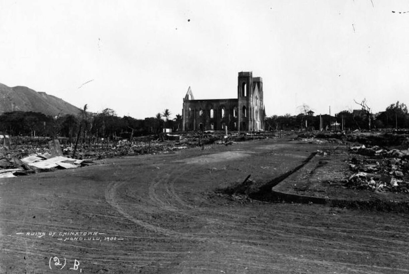 Ruins of Chinatown in Honolulu, 1900s.
