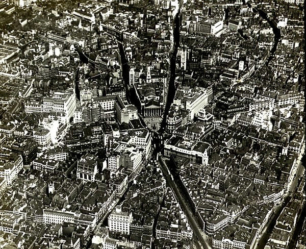 Crossroads at the heart of the City of London
