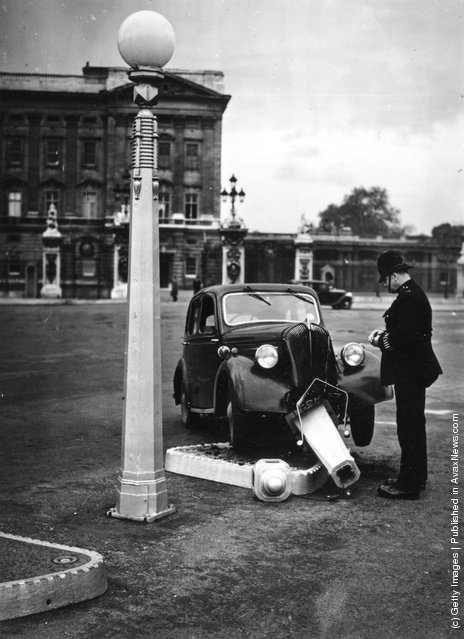 A car crashed into a traffic island outside Buckingham Palace, 1939.