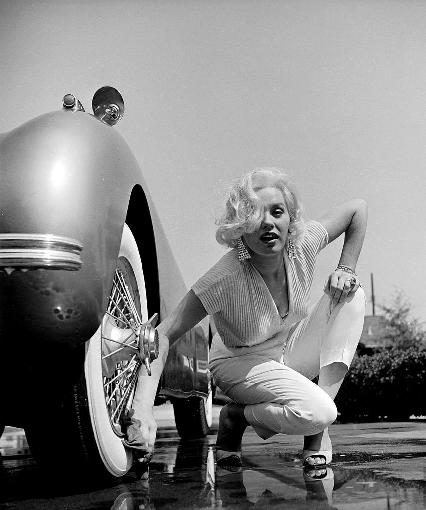 Mamie van Doren washing her Jaguar, photo by Loomis Dean, Los Angeles, 1954