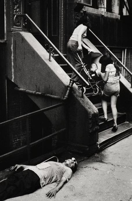 A man's body on the sidewalk with a note asking to call the police, 1979.