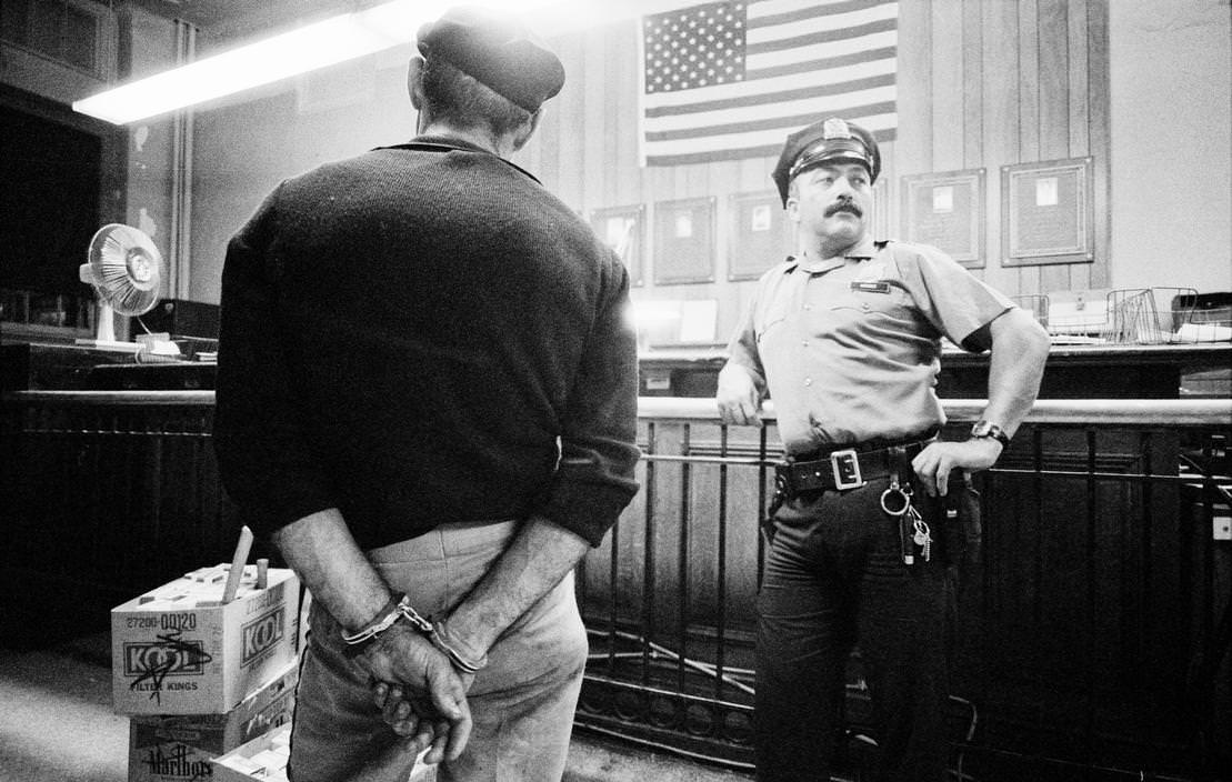 Thief caught breaking the shop wall asking him to return his tools, 1978.