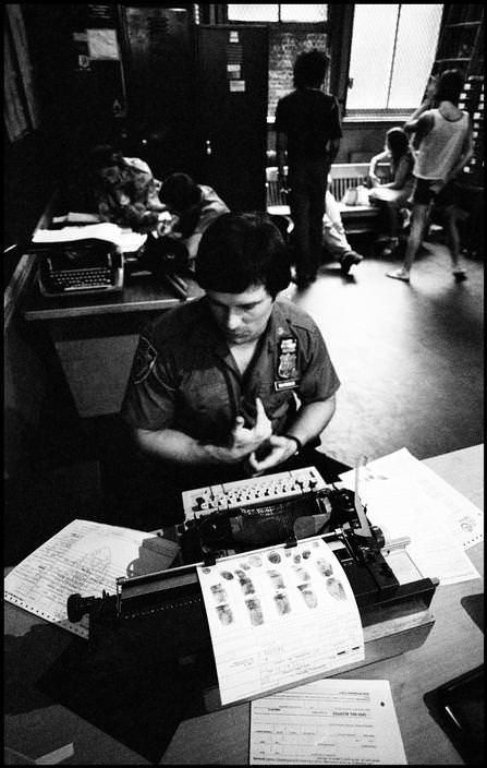 The officer draws detainees, 1978.