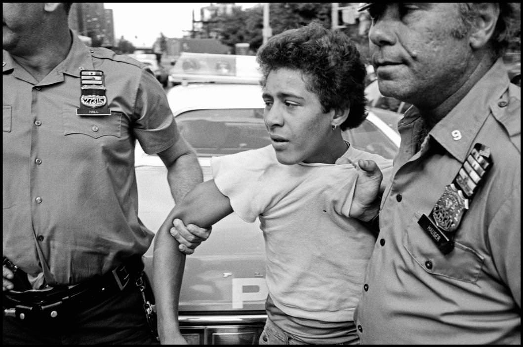 Police rushed on call and grabbed the teenager suspected of robbing a supermarket, 1979.