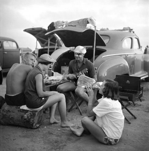 Stunning Vintage Photos of San Onofre Beach's Scenes During the 1950s
