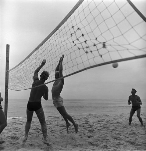 Stunning Vintage Photos of San Onofre Beach's Scenes During the 1950s