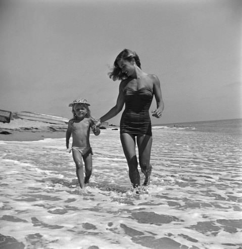 Stunning Vintage Photos of San Onofre Beach's Scenes During the 1950s