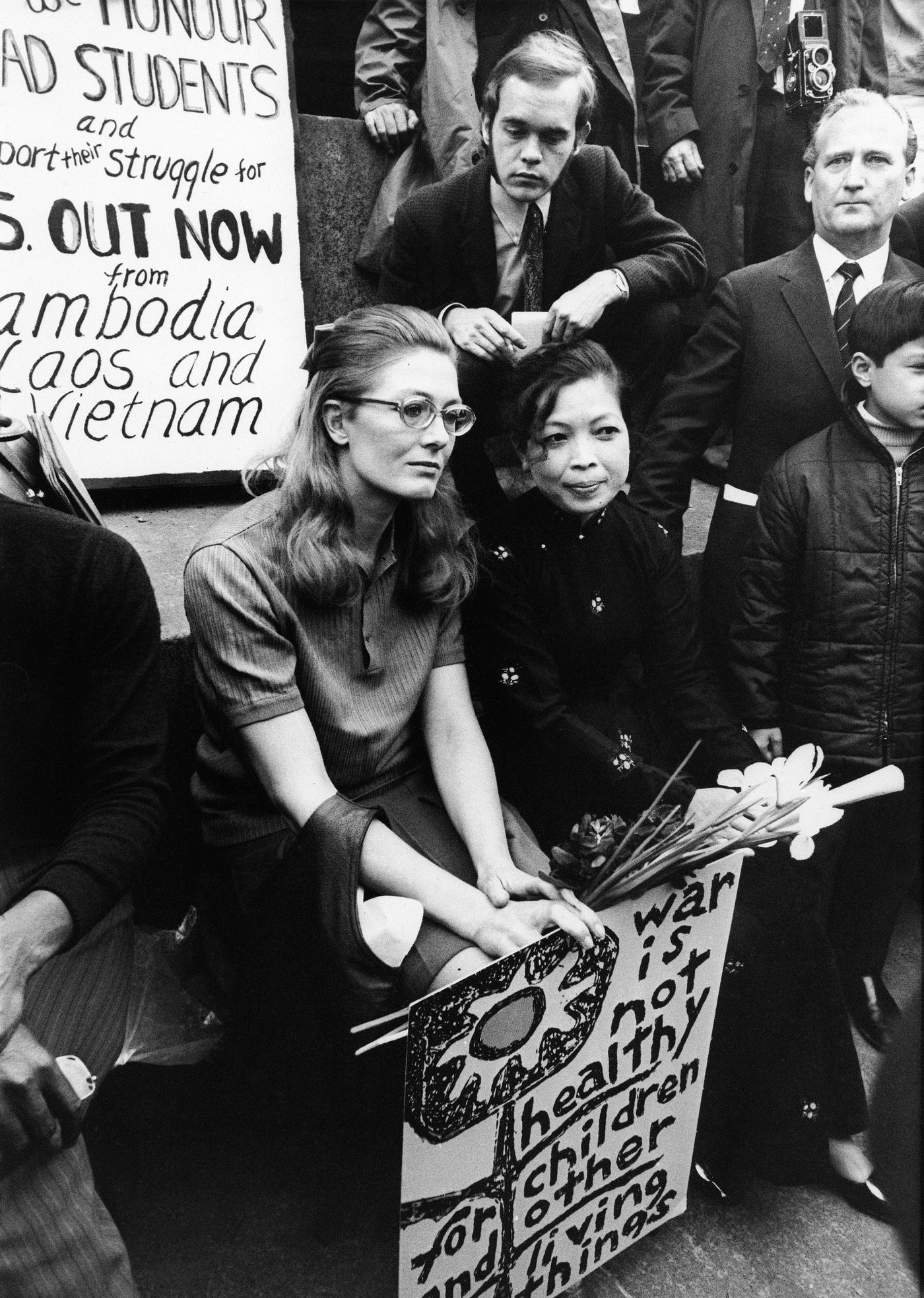 Vanessa Redgrave and Madame Lin Qui leading a march to the United States Embassy, 1970.