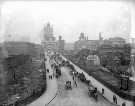 Traffic on the southern approach to Tower Bridge, London, 1900.