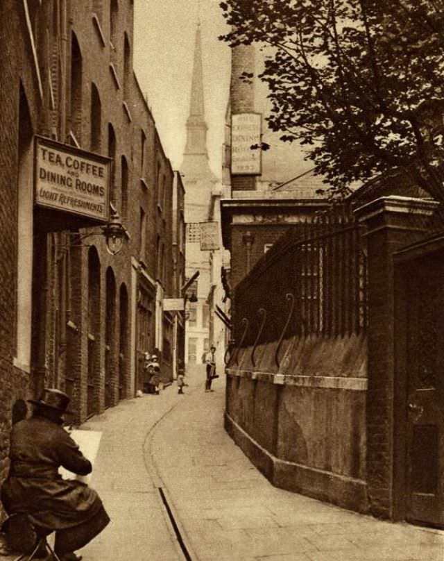 Huggin Lane between Victoria St and Lower Thames St.