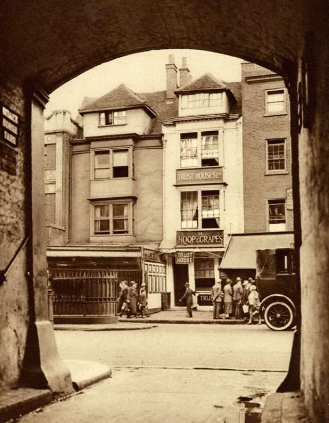 Hoop & Grapes in Aldgate.
