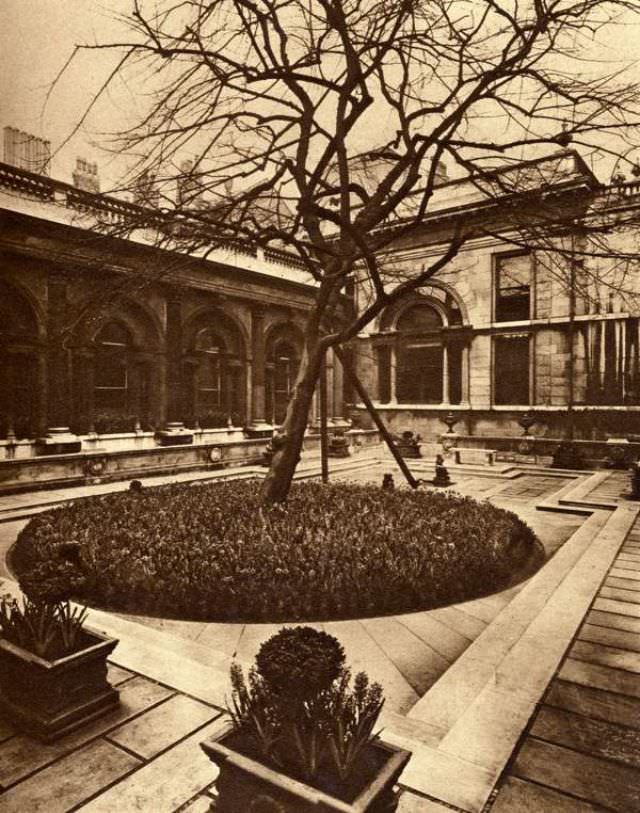 The lost garden at the Bank of England.
