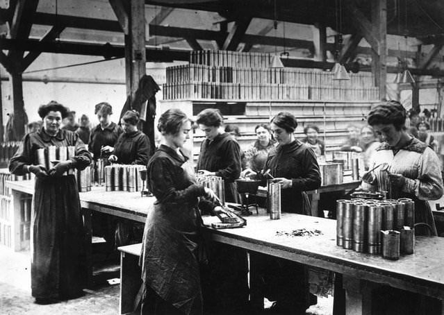Women munitions workers in Paris, 1916.