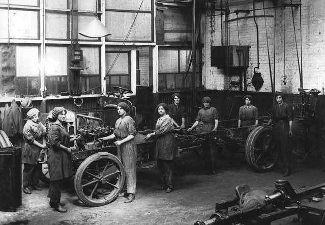 Women war workers in an engineering shop, 1917.