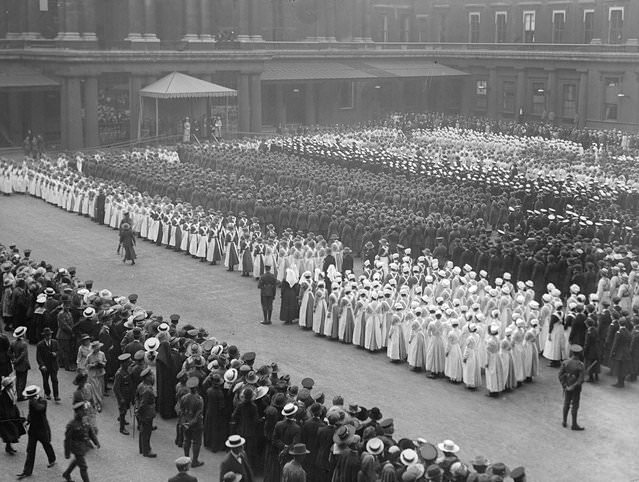 Women war workers marching to Buckingham Palace, London, 1918.
