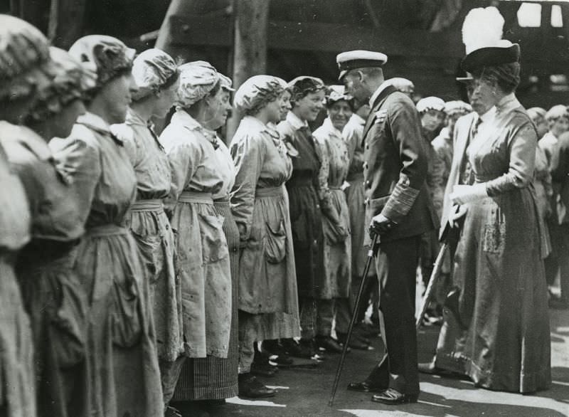 The King chatting to munitions girls.