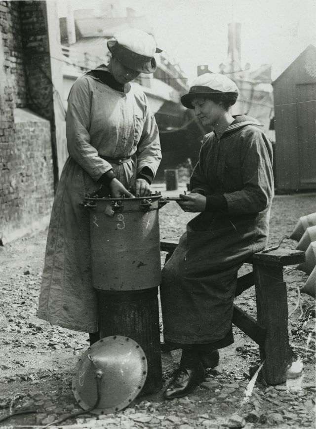 W.R.N.S. fitting a mine.