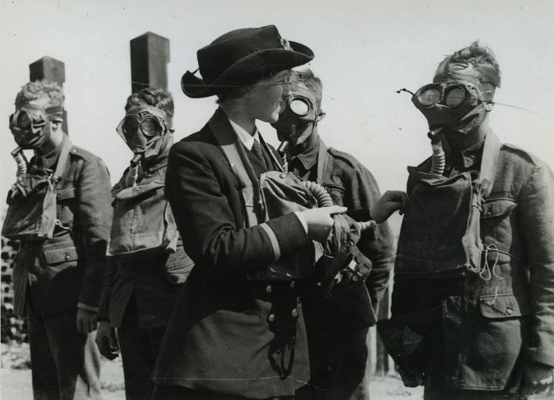 W.R.N.S. instructor at respirator and mask drill.