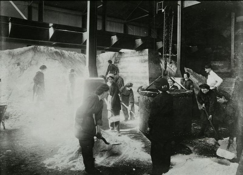 Women loading nitrate of soda into a skip.