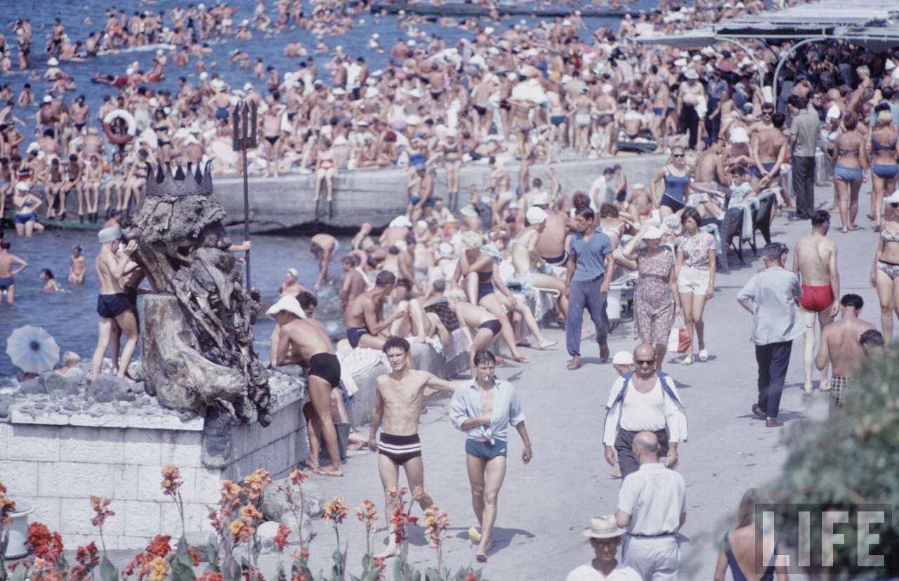 The Sputnik Generation: The Daily Lives, Social Scene, and Culture of Young Soviets in the 1960s