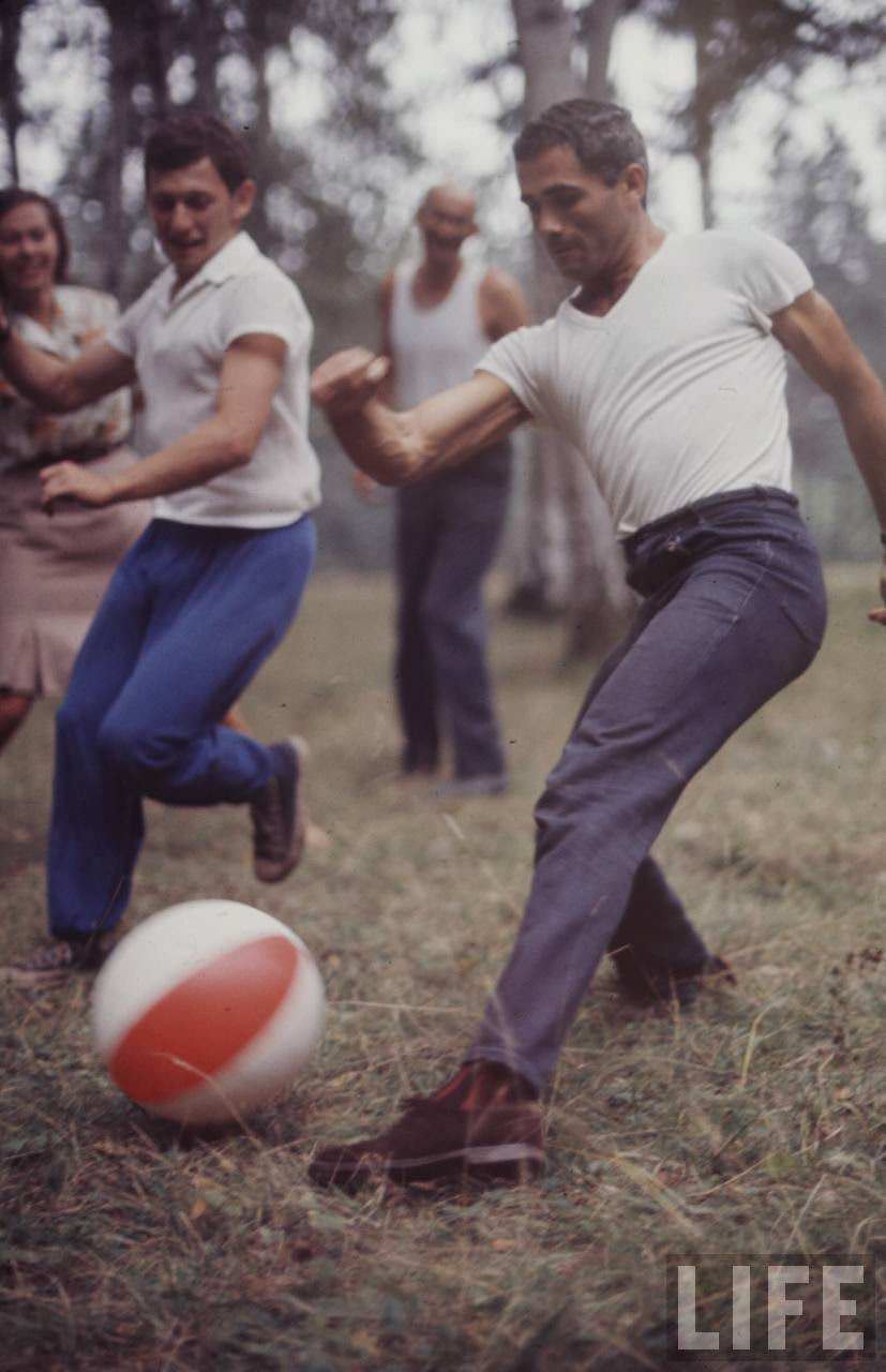 The Sputnik Generation: The Daily Lives, Social Scene, and Culture of Young Soviets in the 1960s