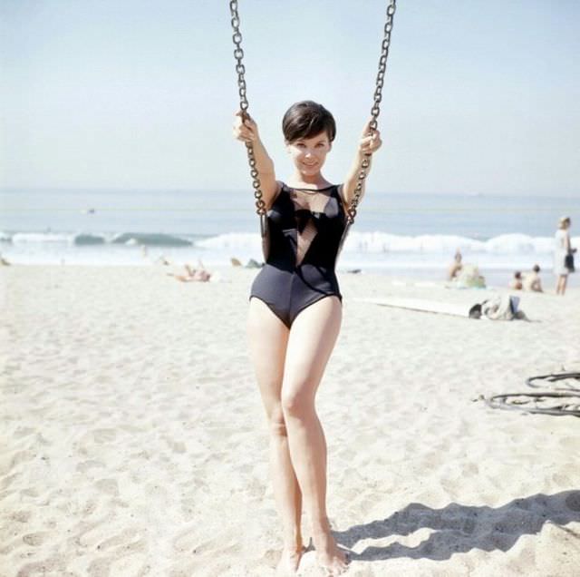 Adorable Photos of 'Batgirl' Yvonne Craig in Bikini from the 1960s