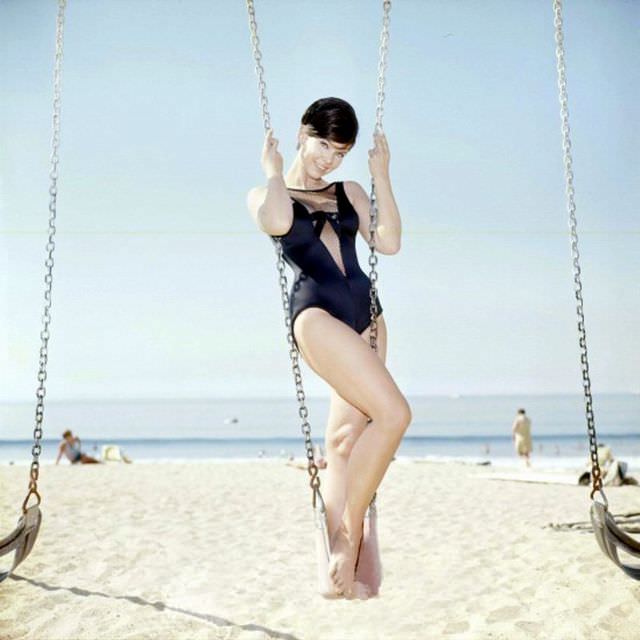 Adorable Photos of 'Batgirl' Yvonne Craig in Bikini from the 1960s
