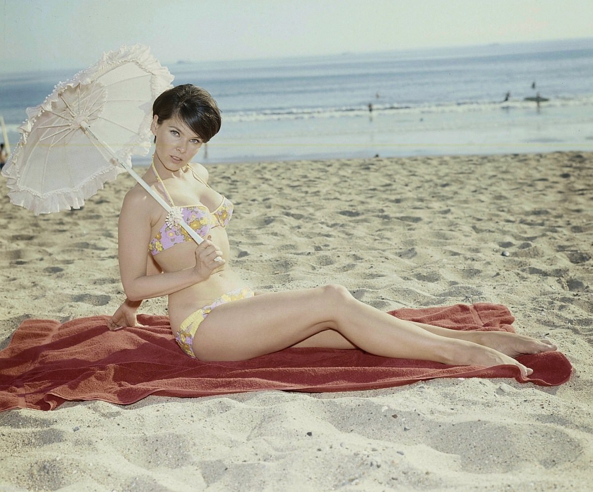 Adorable Photos of 'Batgirl' Yvonne Craig in Bikini from the 1960s