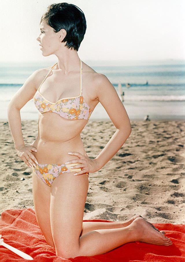 Adorable Photos of 'Batgirl' Yvonne Craig in Bikini from the 1960s