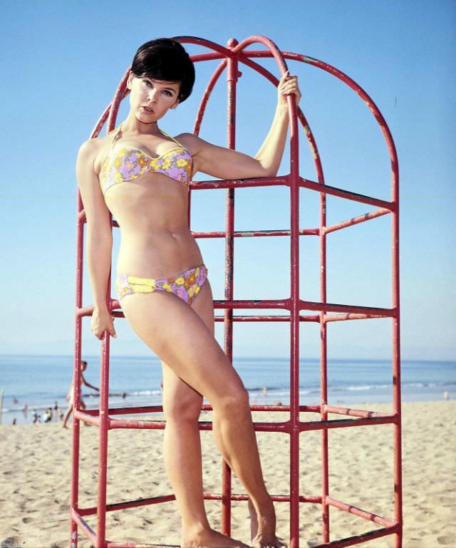Adorable Photos of 'Batgirl' Yvonne Craig in Bikini from the 1960s