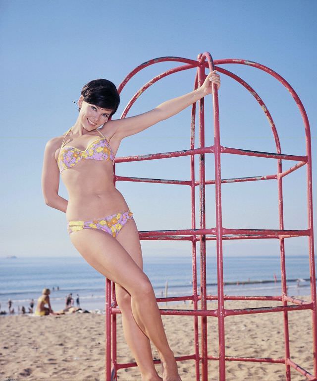 Adorable Photos of 'Batgirl' Yvonne Craig in Bikini from the 1960s