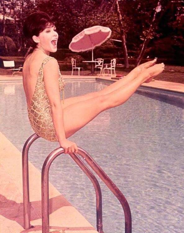 Adorable Photos of 'Batgirl' Yvonne Craig in Bikini from the 1960s