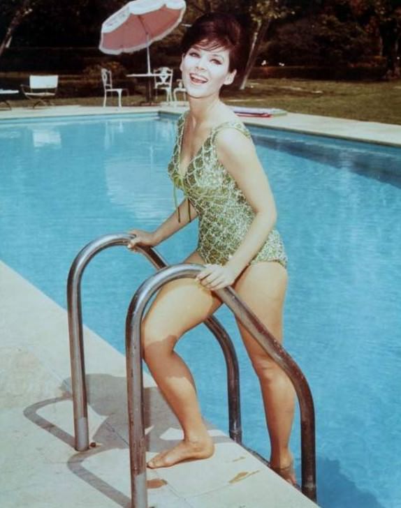 Adorable Photos of 'Batgirl' Yvonne Craig in Bikini from the 1960s