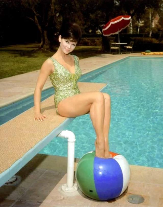 Adorable Photos of 'Batgirl' Yvonne Craig in Bikini from the 1960s