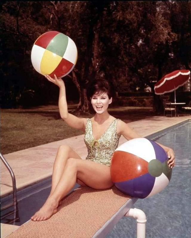 Adorable Photos of 'Batgirl' Yvonne Craig in Bikini from the 1960s