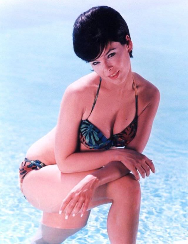 Adorable Photos of 'Batgirl' Yvonne Craig in Bikini from the 1960s