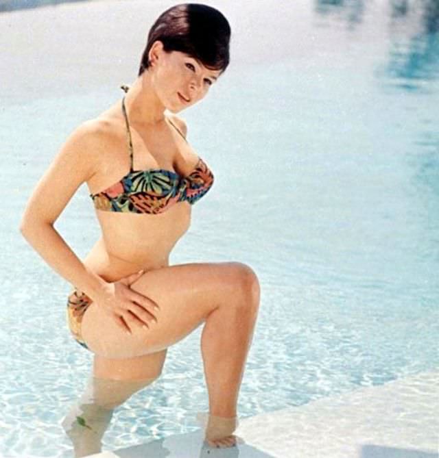 Adorable Photos of 'Batgirl' Yvonne Craig in Bikini from the 1960s