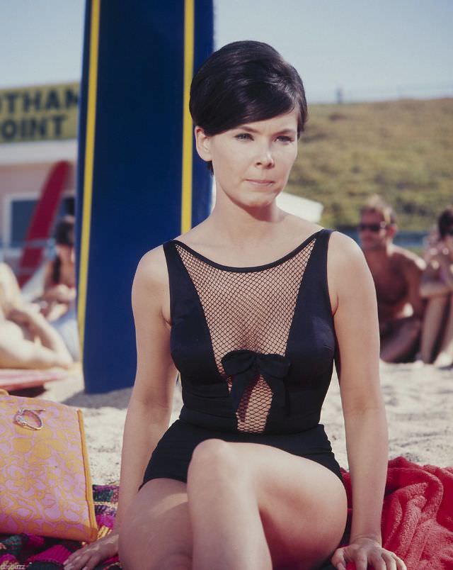 Adorable Photos of 'Batgirl' Yvonne Craig in Bikini from the 1960s