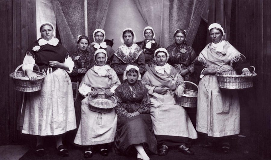 Fisherwomen from the Past