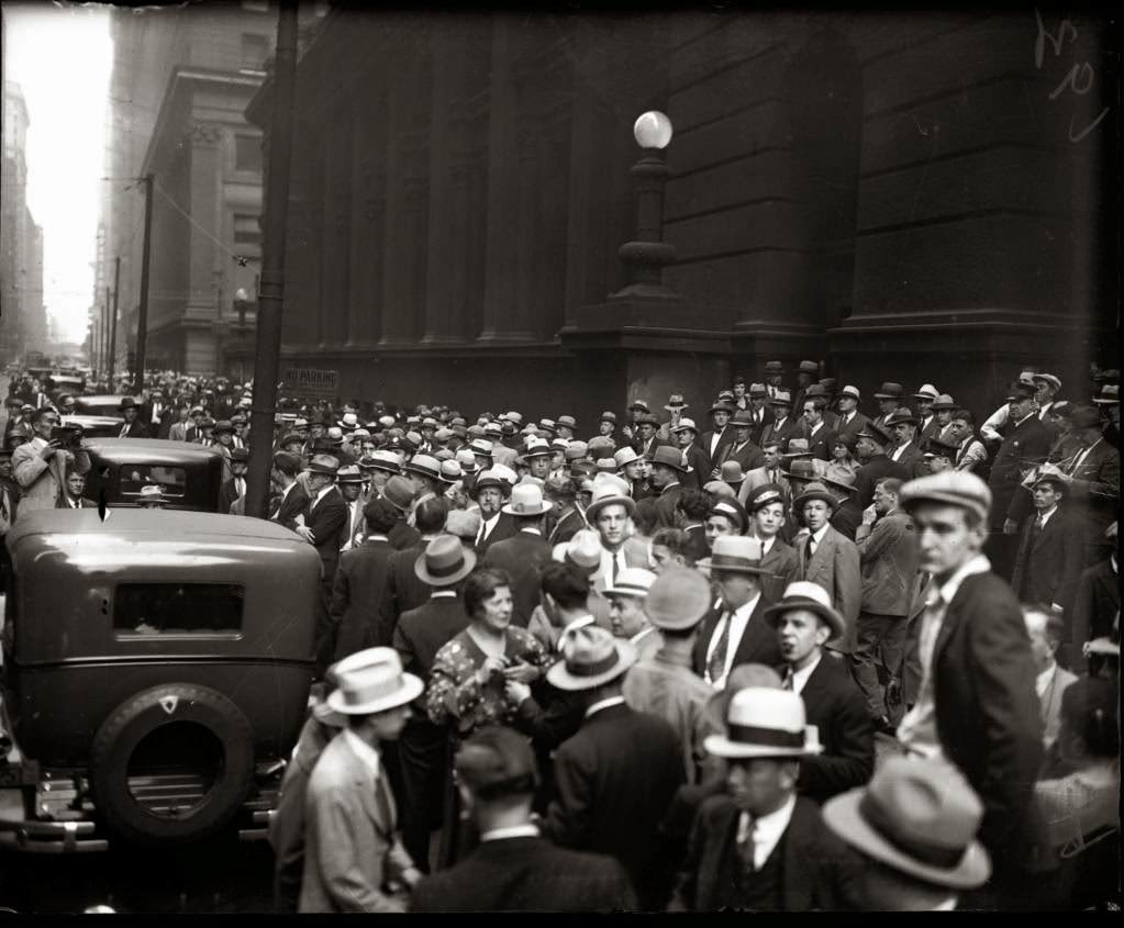 Crowd waiting on Clark Street to see Al Capone during his trial, October 16, 1931.